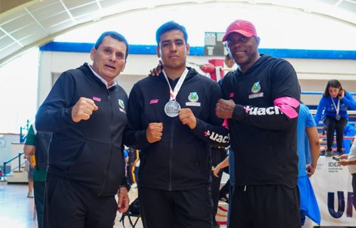 Francisco Valles consigue plata en boxeo