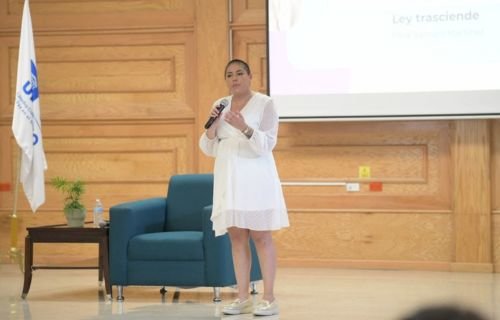 Presenta Samara Martínez su conferencia 