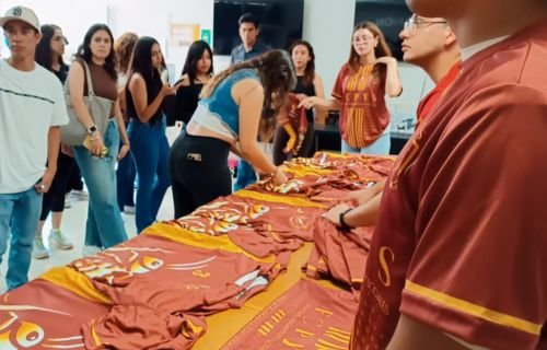 Entrega UACH uniformes a equipos deportivos representativos de la FCPyS