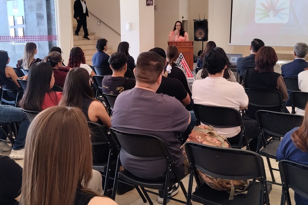 Presentan alumnos de Salud Pública conferencia sobre el síndrome asociado al gen DYRK1A y enfermedades raras