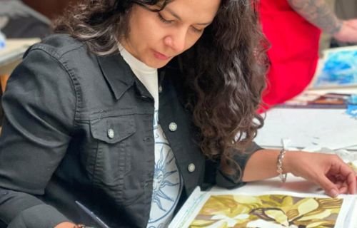 Comparte docente de la UACH su vocación artística y su compromiso con la educación