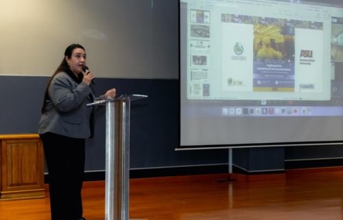 Presentan el curso “Inglés para la Industria de Semiconductores” a estudiantes de FING-UACH