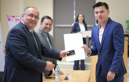 Entrega UACH reconocimientos del Premio CENEVAL al Desempeño de Excelencia EGEL